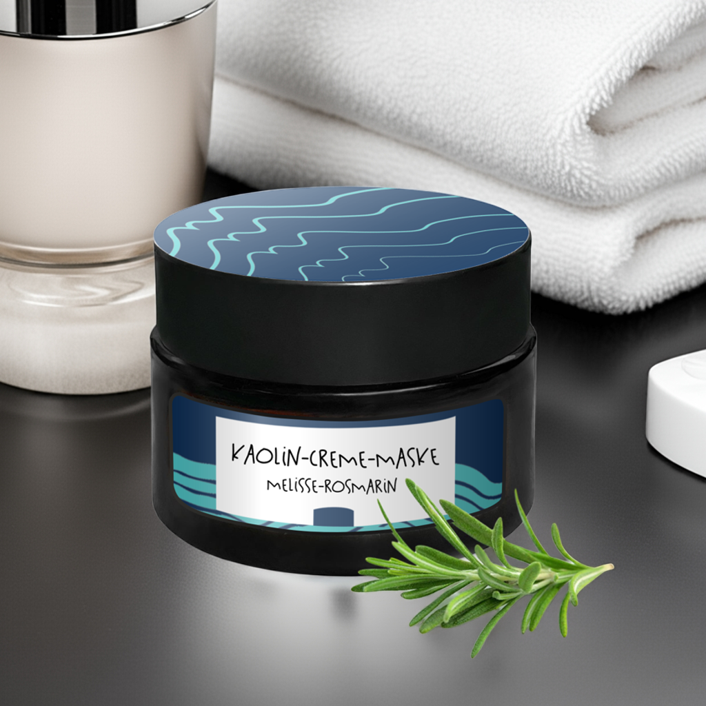Tiegel mit Kaolin-Creme-Maske von wasserunoel in einem Badezimmer mit Handtüchern im Hintergrund