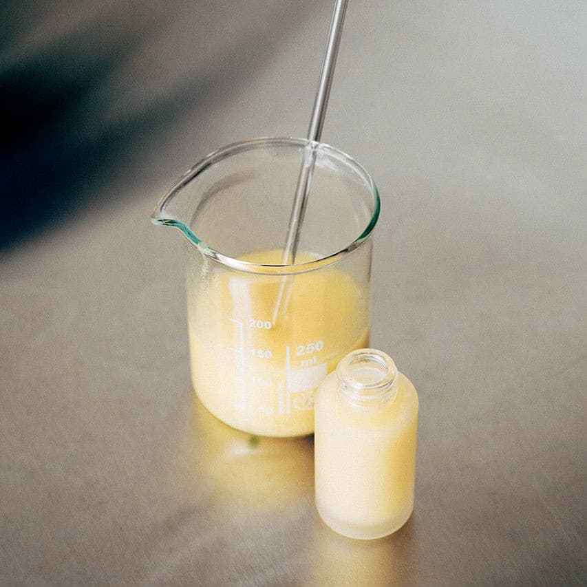 Im Labor: zwei kleine Gläschen mit Serum