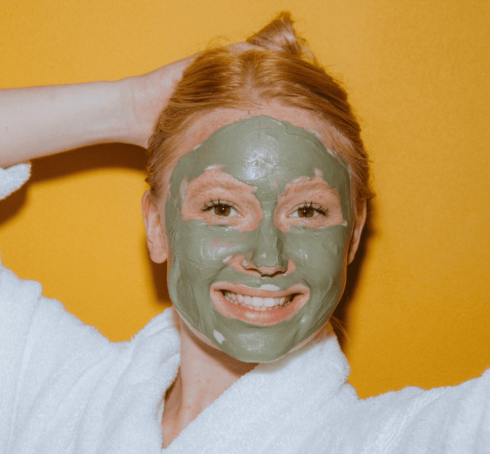 Eine junge Frau hat sich einen Gesichtsmaske aufgetragen