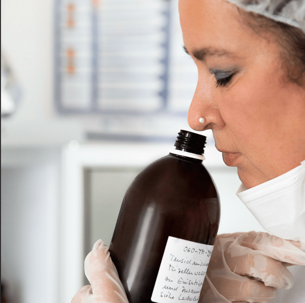 Milde Reinigungsmilch mit BIO-Melissen-Hydrolat