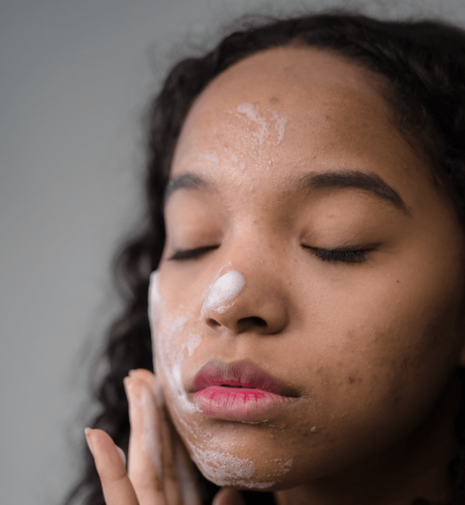 Junge Frau bei der Morgenroutine