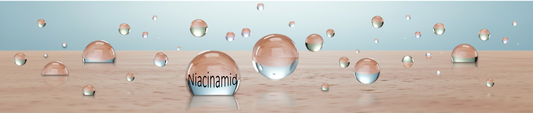 Symbolische Wirkstoff-Kugeln penetrieren die Hautoberfläche. Eine Kugel trägt den Namen Niacinamid.