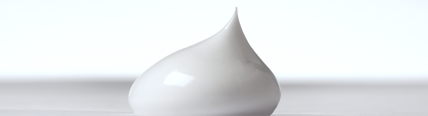 Ein Klecks weißer Creme als Sinnbild für hygienisch einwandfrei konservierte Produkte