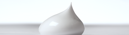 Ein Klecks weißer Creme als Sinnbild für hygienisch einwandfrei konservierte Produkte