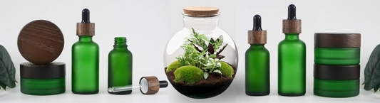 Verschiedene Kosmetikfläschchen und Tiegel aus grünem Glas