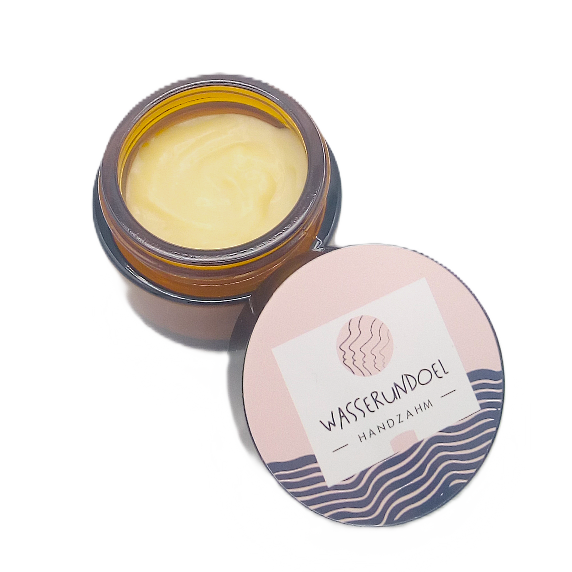 Geöffneter kleiner Glastiegel mit Füllung aus Handcreme, der Deckel ist im Vordergrund an den Tiegel gelehnt
