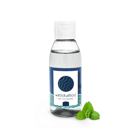 Flasche mit Mizellenwasser von wasserundoel mit kleinem Strauß Melissenblätter im Vordergrund